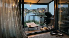 Binnenkijken bij El Polaco en Barby Silenzi: villa aan het water met studio en XXL-zwembad